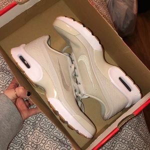 women’s Nike air max Jewell SE
